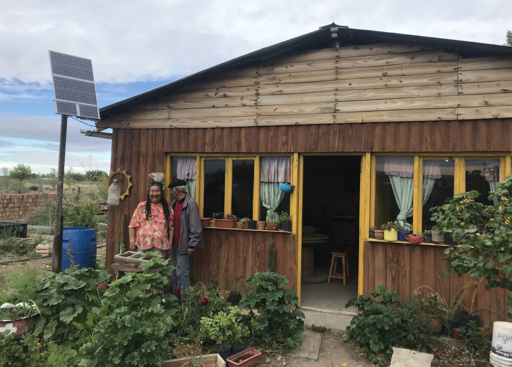 imagen de una cabaña con un panel solar