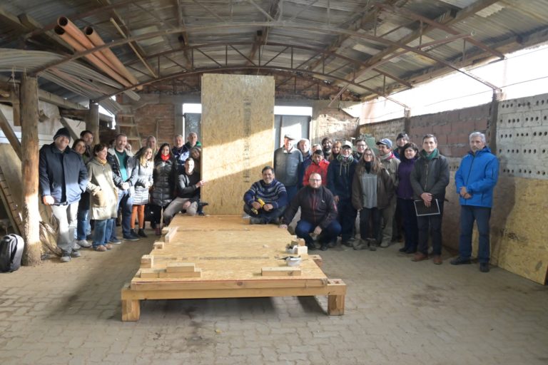 Provincia desarrolló taller de construcción eco-sustentable con madera de raleo y lana de oveja