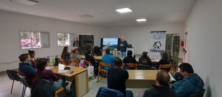 Provincia realiza en Esquel un curso de posgrado sobre valoración de recursos naturales afectados por el fuego